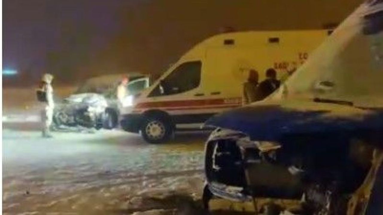 Van'da iki araç kafa kafaya çarpıştı; 5 Yaralı