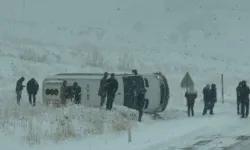 Van - Hakkari Karayolunda Yolcu Minibüsü Devrildi!