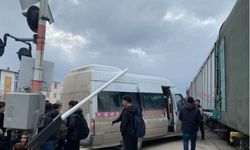 Van’da Kaza: Hemzemin Geçitte Tren Öğrenci Servisine Çarptı