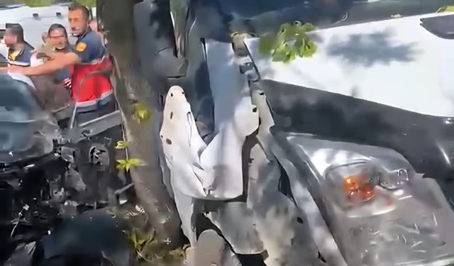 Van İskele Caddesi’nde Taşımalı Öğrenci Servisi ile Otomobil Çarpıştı