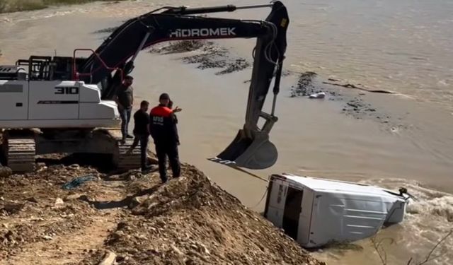 Hakkari'de Minibüs Zap Suyu'na Uçtu
