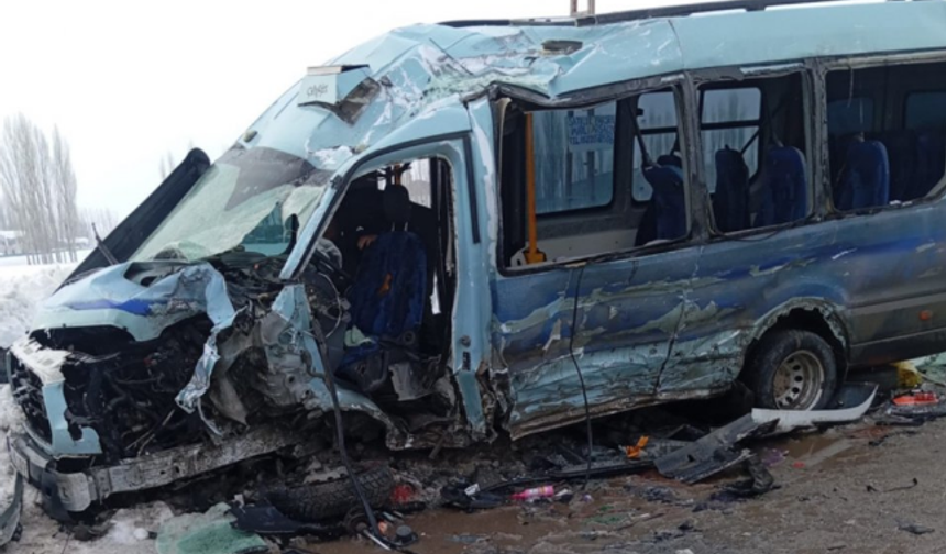 Halk Otobüsü ile Minibüs Çarpıştı!