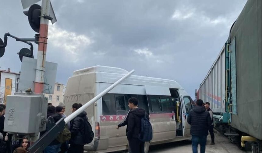 Hemzemin Geçitte Tren Otomobile Çarptı