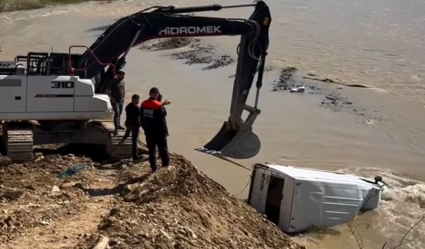 Hakkari'de Minibüs Zap Suyu'na Uçtu
