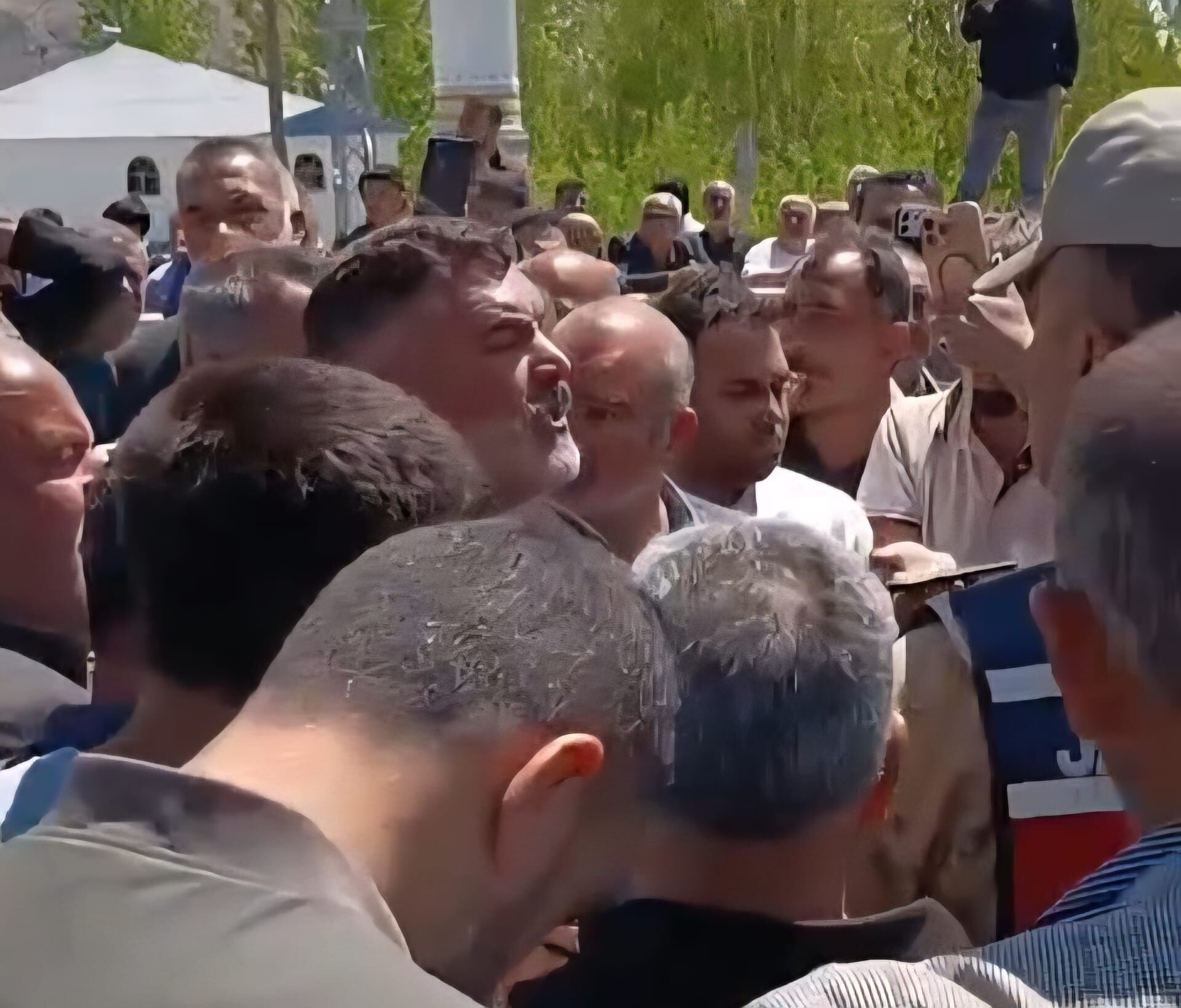 Van-Gürpınar Karayolu'nda Yol Kapatma Eylemi: Vatandaşlar Yetkililere Seslendi