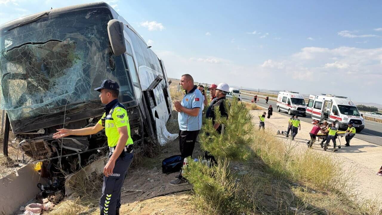Van Otobüsü Kaza Yaptı Yaralı Var