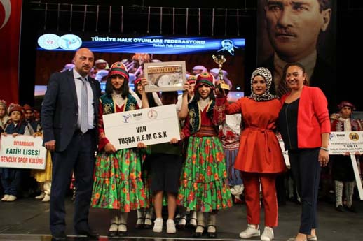 Tuşba Halk Oyunları Ekibinden Muhteşem Performans